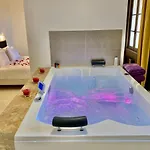 La Maison Des Vendangeurs: Jacuzzi & Seasonal Pool Retreat Bed & Breakfast Martignargues