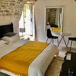 Bed & Breakfast La Maison Des Vendangeurs: Jacuzzi & Seasonal Pool Retreat