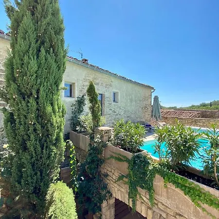 Alojamento de Acomodação e Pequeno-almoço La Maison Des Vendangeurs - Table D'hôtes Le Soir Du Jeudi Au Dimanche- Jacuzzi - Balnéo - Acces Piscine Pour Toutes Les Sauf Coquet- Piscine De Mai à Mi-octobre