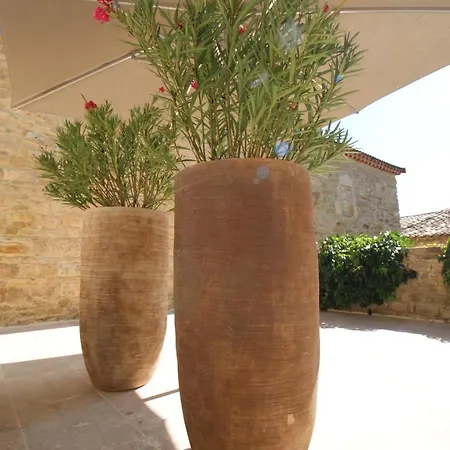 La Maison Des Vendangeurs: Jacuzzi & Seasonal Pool Retreat