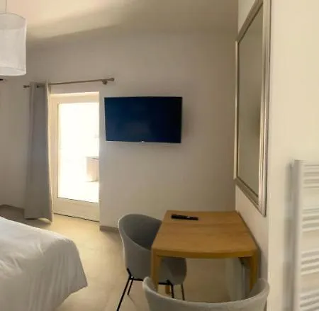 La Maison Des Vendangeurs: Jacuzzi & Seasonal Pool Retreat Bed & Breakfast