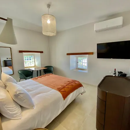 La Maison Des Vendangeurs: Jacuzzi & Seasonal Pool Retreat *