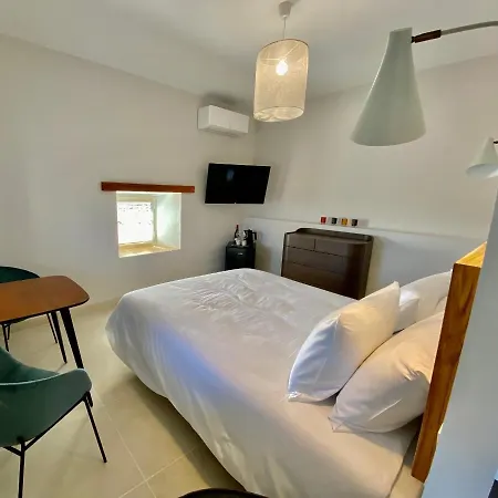 Bed & Breakfast La Maison Des Vendangeurs: Jacuzzi & Seasonal Pool Retreat *