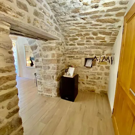Bed & Breakfast La Maison Des Vendangeurs: Jacuzzi & Seasonal Pool Retreat *