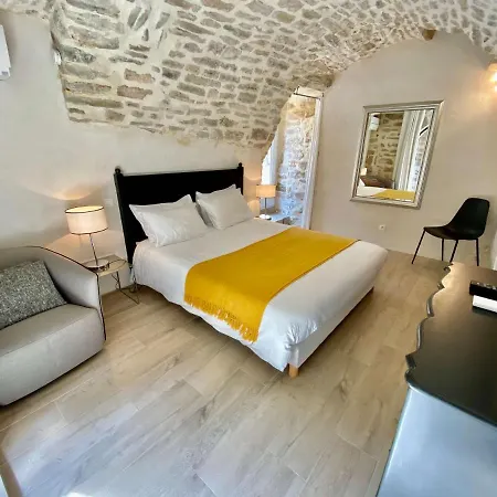 La Maison Des Vendangeurs: Jacuzzi & Seasonal Pool Retreat Bed & Breakfast Martignargues