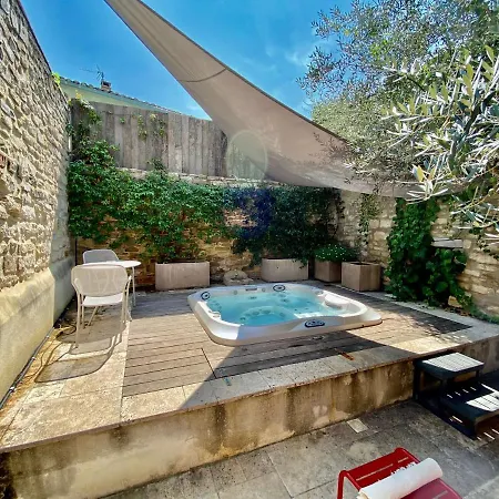 Bed & Breakfast La Maison Des Vendangeurs: Jacuzzi & Seasonal Pool Retreat