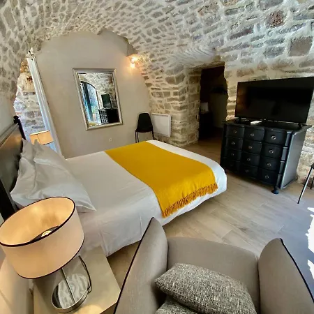 La Maison Des Vendangeurs: Jacuzzi & Seasonal Pool Retreat Bed & Breakfast
