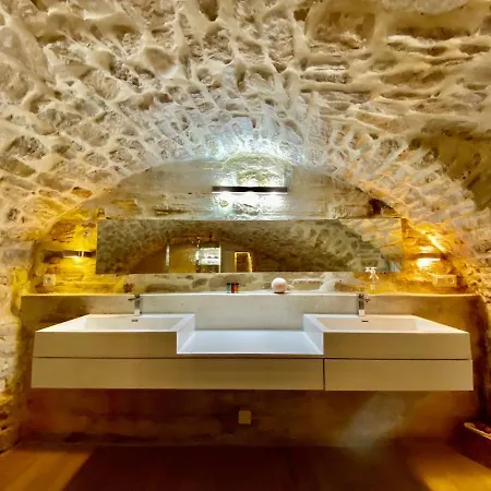 La Maison Des Vendangeurs: Jacuzzi & Seasonal Pool Retreat Bed & Breakfast *