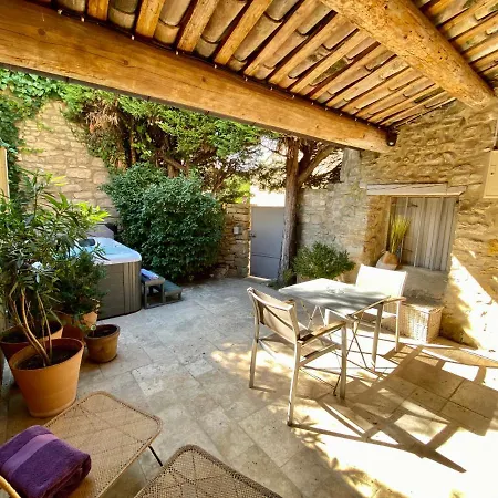 Bed & Breakfast La Maison Des Vendangeurs: Jacuzzi & Seasonal Pool Retreat