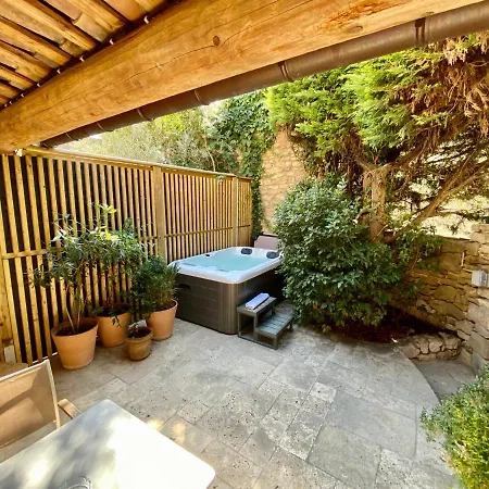 La Maison Des Vendangeurs: Jacuzzi & Seasonal Pool Retreat Bed & Breakfast Martignargues