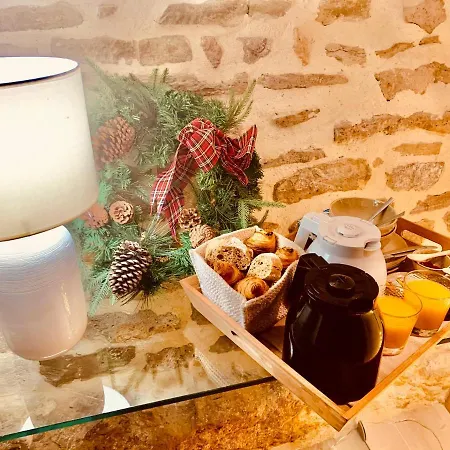 La Maison Des Vendangeurs: Jacuzzi & Seasonal Pool Retreat Bed & Breakfast *