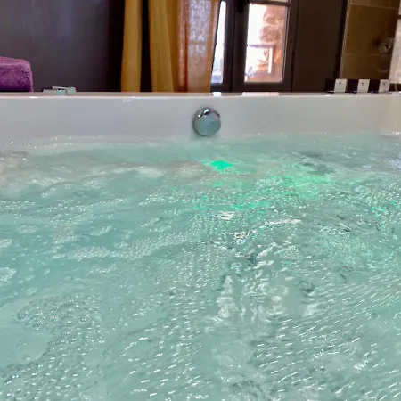 La Maison Des Vendangeurs: Jacuzzi & Seasonal Pool Retreat Martignargues