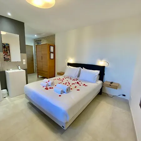 La Maison Des Vendangeurs: Jacuzzi & Seasonal Pool Retreat Bed & Breakfast *
