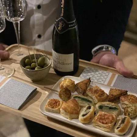 La Maison Des Vendangeurs - Table D'hotes Le Soir Du Jeudi Au Dimanche- Jacuzzi - Balneo - Acces Piscine Pour Toutes Les Sauf Coquet- Piscine De Mai A Mi-octobre فندق مبيت وإفطار 4*