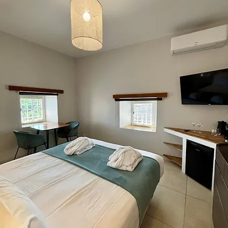 Bed & Breakfast La Maison Des Vendangeurs: Jacuzzi & Seasonal Pool Retreat Martignargues