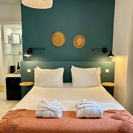 La Maison Des Vendangeurs: Jacuzzi & Seasonal Pool Retreat Bed & Breakfast Martignargues