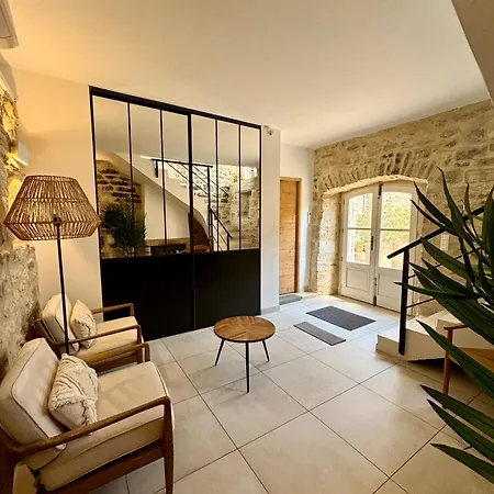 La Maison Des Vendangeurs: Jacuzzi & Seasonal Pool Retreat Bed & Breakfast
