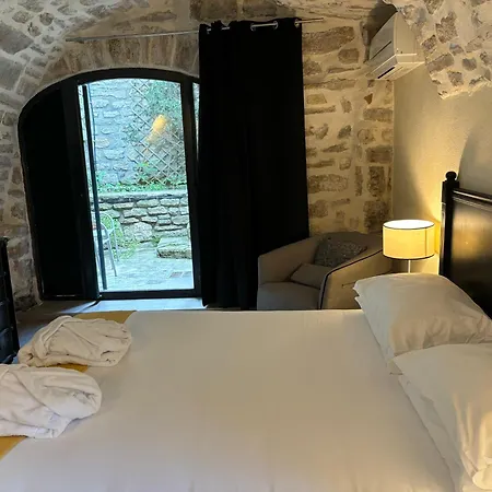 Bed & Breakfast La Maison Des Vendangeurs: Jacuzzi & Seasonal Pool Retreat