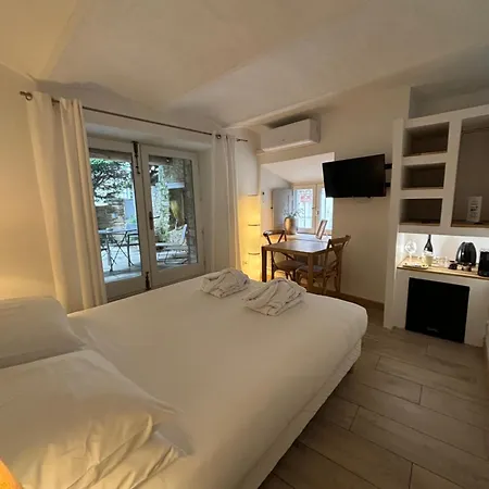 La Maison Des Vendangeurs: Jacuzzi & Seasonal Pool Retreat Bed & Breakfast *