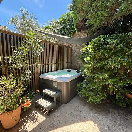 Bed & Breakfast La Maison Des Vendangeurs: Jacuzzi & Seasonal Pool Retreat