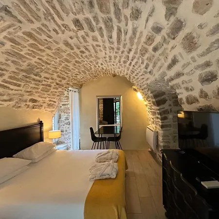 La Maison Des Vendangeurs: Jacuzzi & Seasonal Pool Retreat Bed & Breakfast *