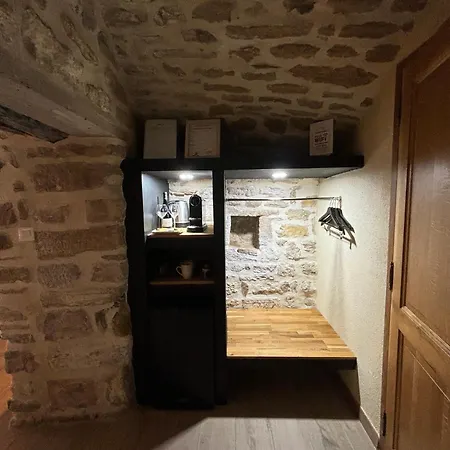 La Maison Des Vendangeurs: Jacuzzi & Seasonal Pool Retreat Bed & Breakfast Martignargues