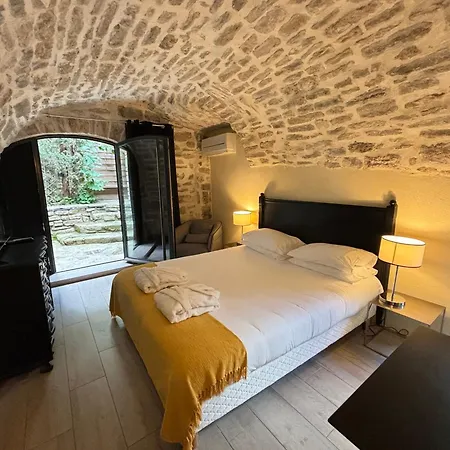 La Maison Des Vendangeurs: Jacuzzi & Seasonal Pool Retreat Bed & Breakfast