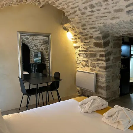 La Maison Des Vendangeurs: Jacuzzi & Seasonal Pool Retreat Bed & Breakfast *