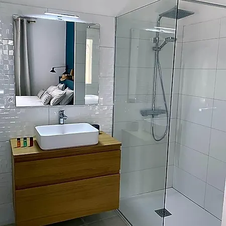 La Maison Des Vendangeurs - Table D'hotes Le Soir Du Jeudi Au Dimanche- Jacuzzi - Balneo - Acces Piscine Pour Toutes Les Sauf Coquet- Piscine De Mai A Mi-octobre 4* Martignargues