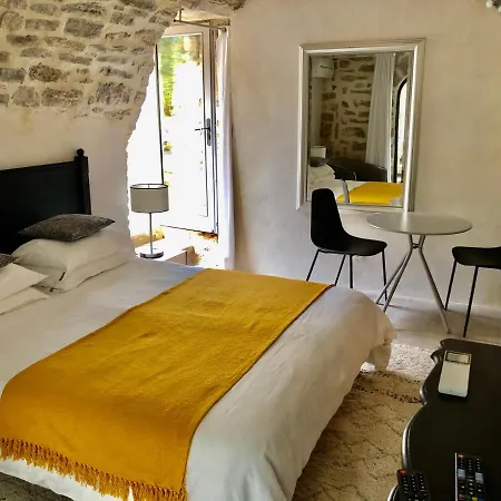 Bed & Breakfast La Maison Des Vendangeurs: Jacuzzi & Seasonal Pool Retreat