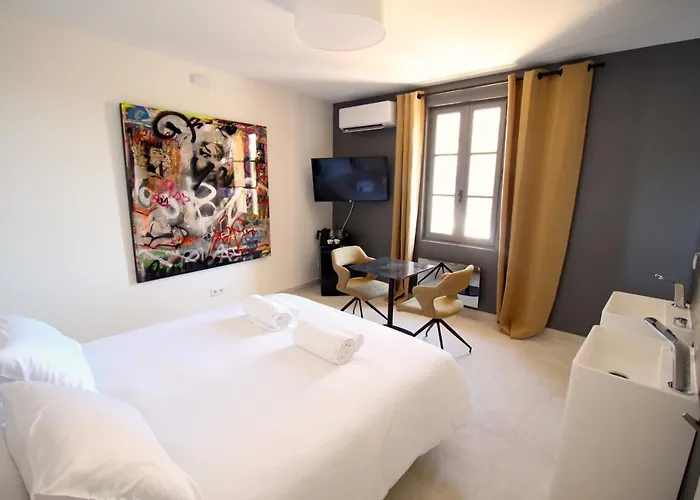 La Maison Des Vendangeurs - Table D'hotes Le Soir Du Jeudi Au Dimanche- Jacuzzi - Balneo - Acces Piscine Pour Toutes Les Sauf Coquet- Piscine De Mai A Mi-octobre 4*