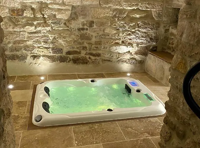 La Maison Des Vendangeurs - Table D'hotes Le Soir Du Jeudi Au Dimanche- Jacuzzi - Balneo - Acces Piscine Pour Toutes Les Sauf Coquet- Piscine De Mai A Mi-octobre 4*