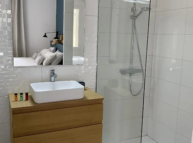 La Maison Des Vendangeurs - Table D'hotes Le Soir Du Jeudi Au Dimanche- Jacuzzi - Balneo - Acces Piscine Pour Toutes Les Sauf Coquet- Piscine De Mai A Mi-octobre Bed & Breakfast